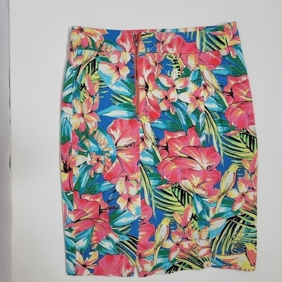 Loft Denim Pencil Skirt with a Floral Print in a Women's Size 0 - Picture 4 of 10